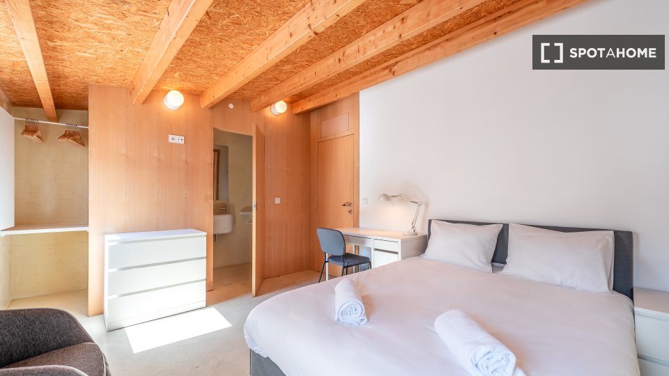 Double room Lisbon, 6 beds, 162m² — photo 10