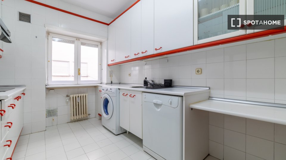 Double room Madrid, 13 beds, 301m² — photo 19