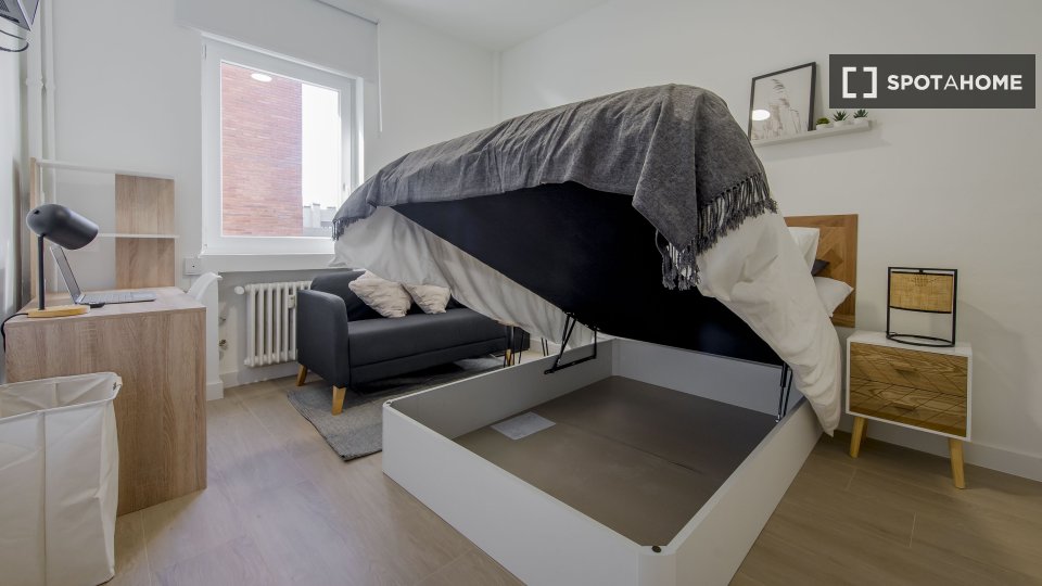 Double room Madrid, 9 beds, 200m² — photo 13