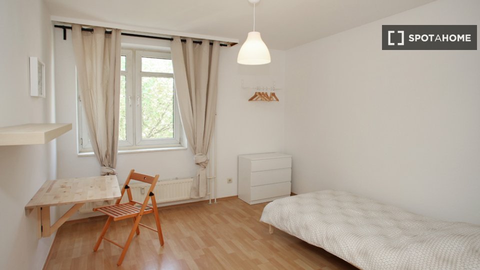 Double room Berlin, 4 beds, 81m² — photo 17