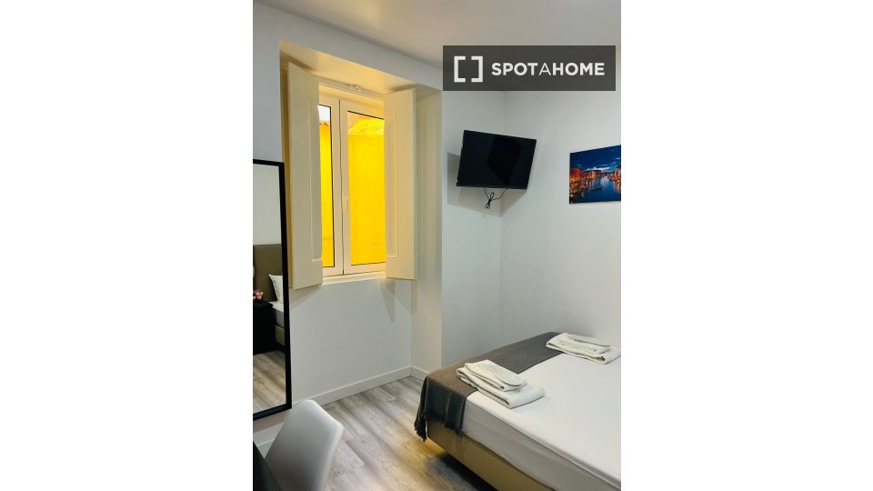 Double room Lisbon, 6 beds — photo 18