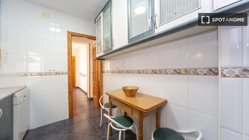 Double room Granada, 3 beds, 75m² — photo 13