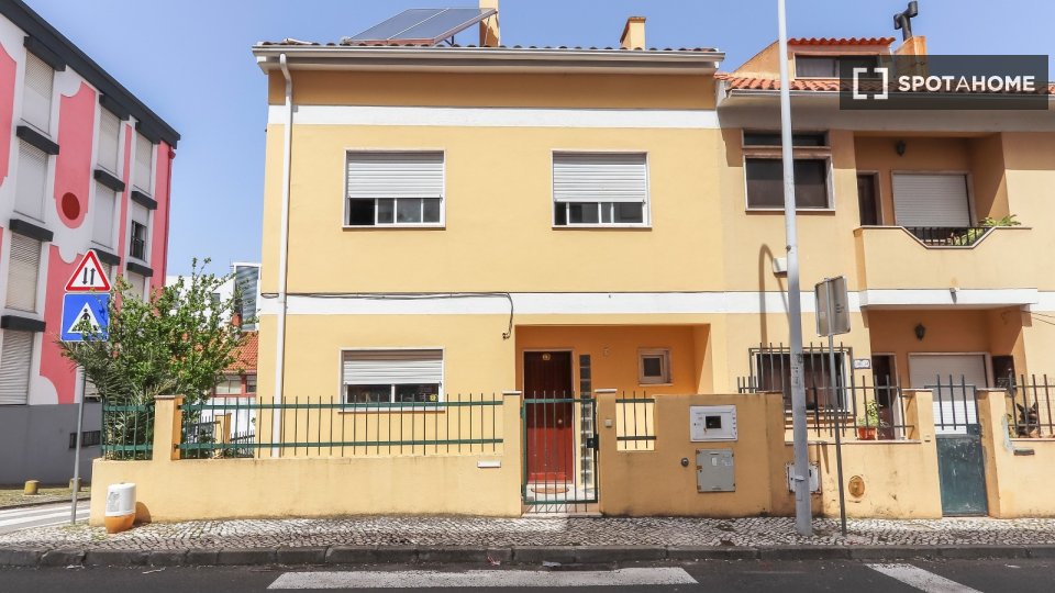 Double room Lisbon, 2 beds — photo 8