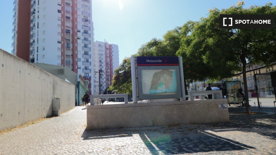 Double room Lisbon, 3 beds, 69m² — photo 16