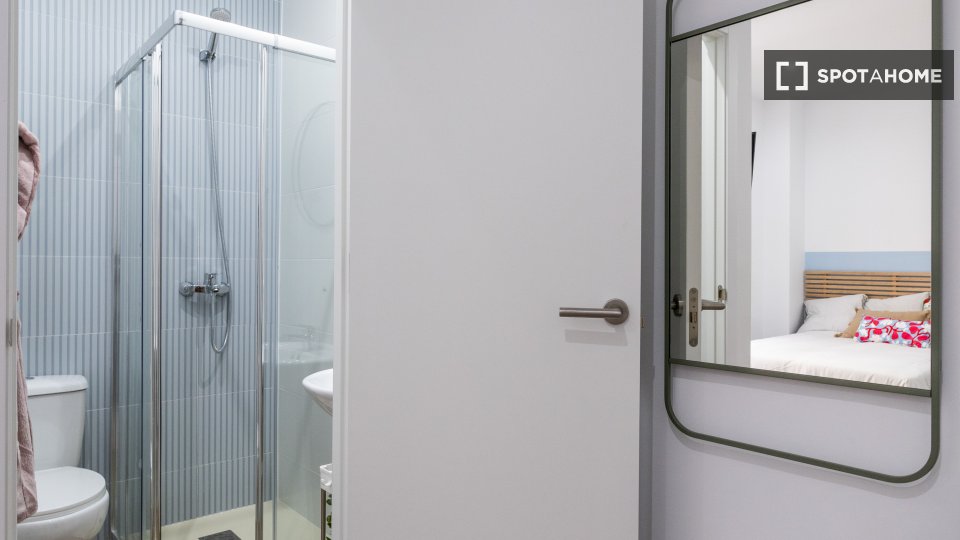 Double room Madrid, 9 beds, 210m² — photo 13