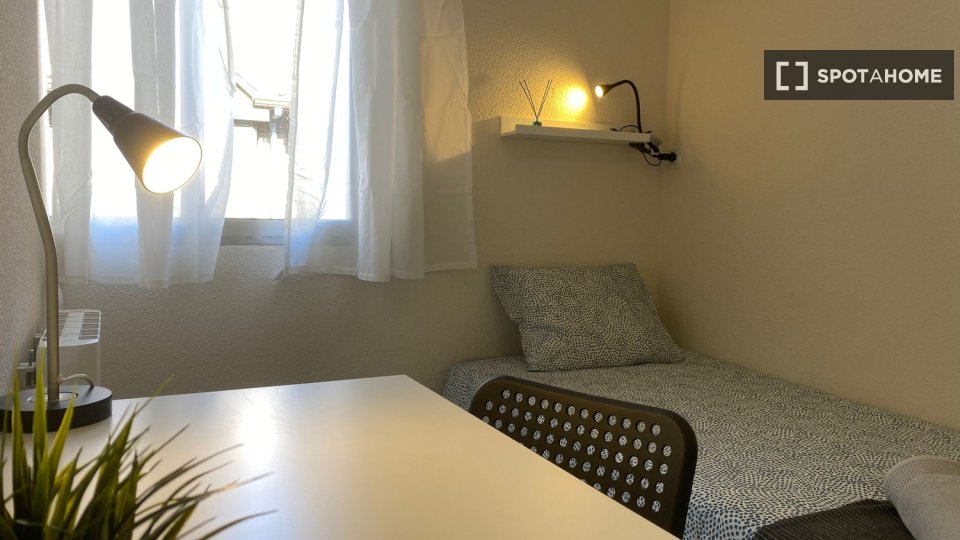 Double room Madrid, 4 beds — photo 3