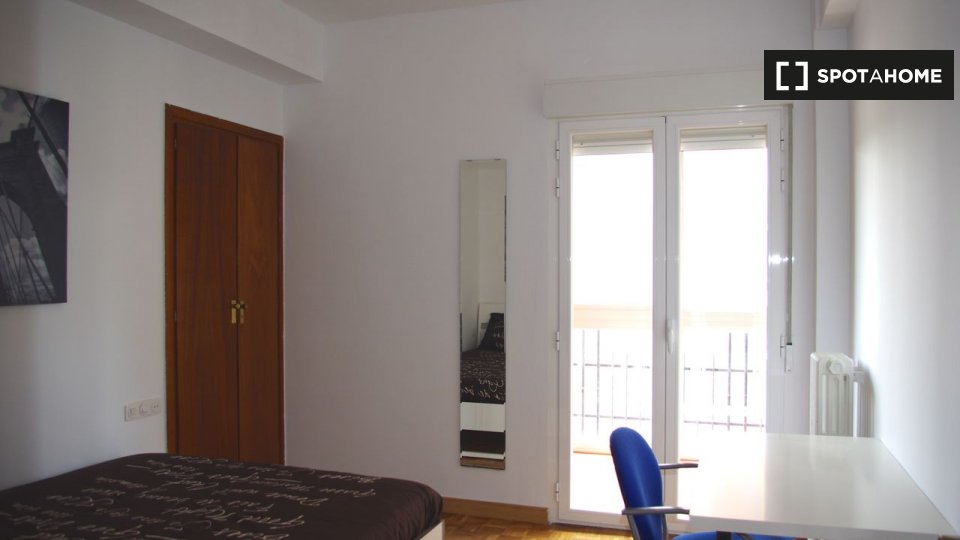 Double room Madrid, 5 beds, 140m² — photo 1