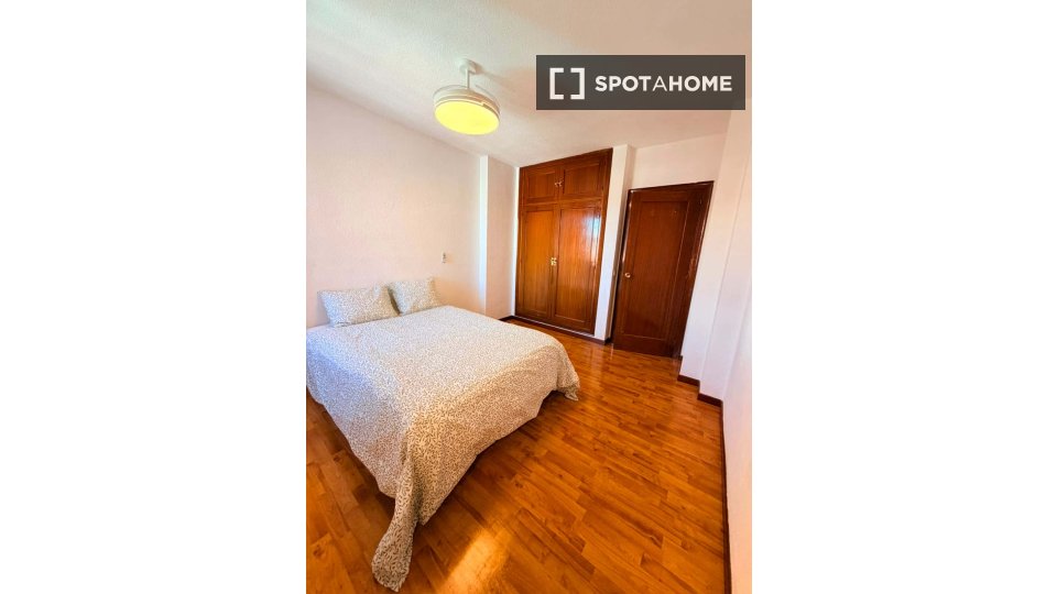 Habitación en piso compartido de 3 habitaciones en Castillejos, Madrid.