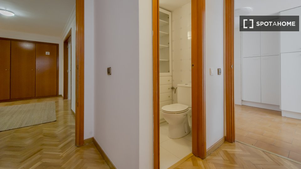 Double room Madrid, 6 beds, 150m² — photo 27