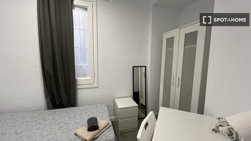 Habitación en un piso compartido de 13 habitaciones en Barcelona.