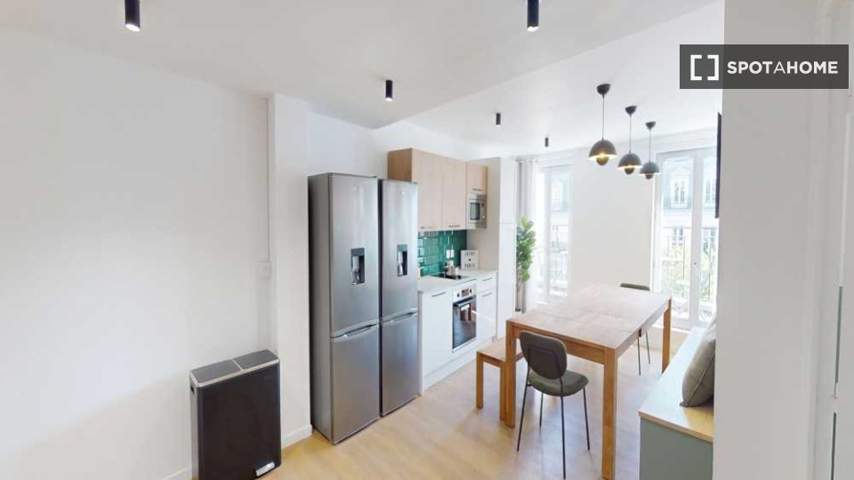 Double room Paris, 9 beds, 160m² — photo 3