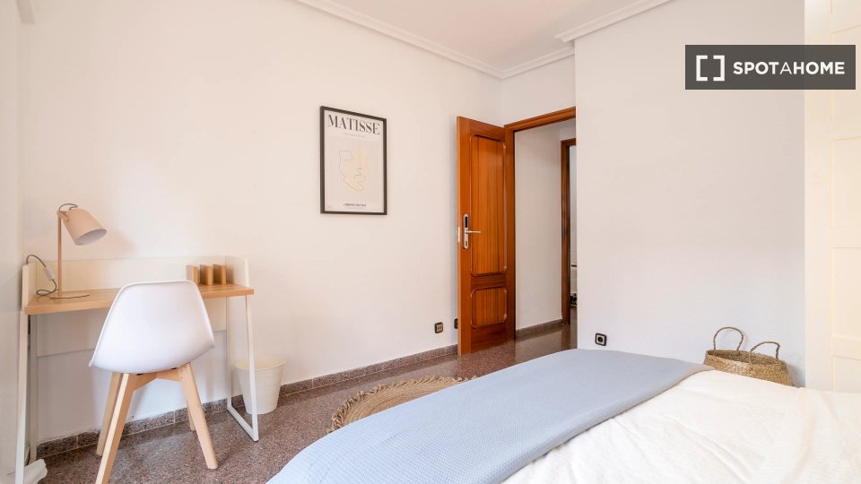 Double room Alicante, 3 beds — photo 7