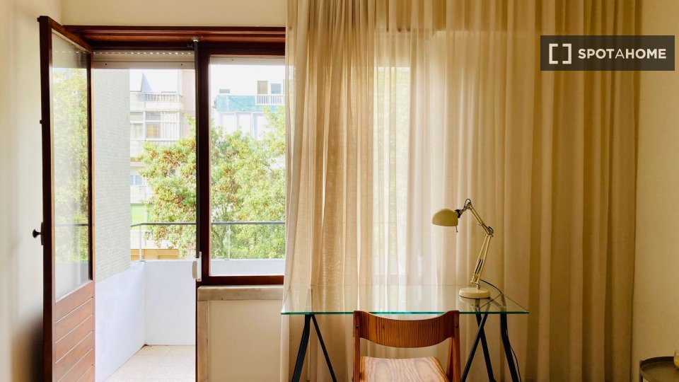 Double room Lisbon, 3 beds — photo 16