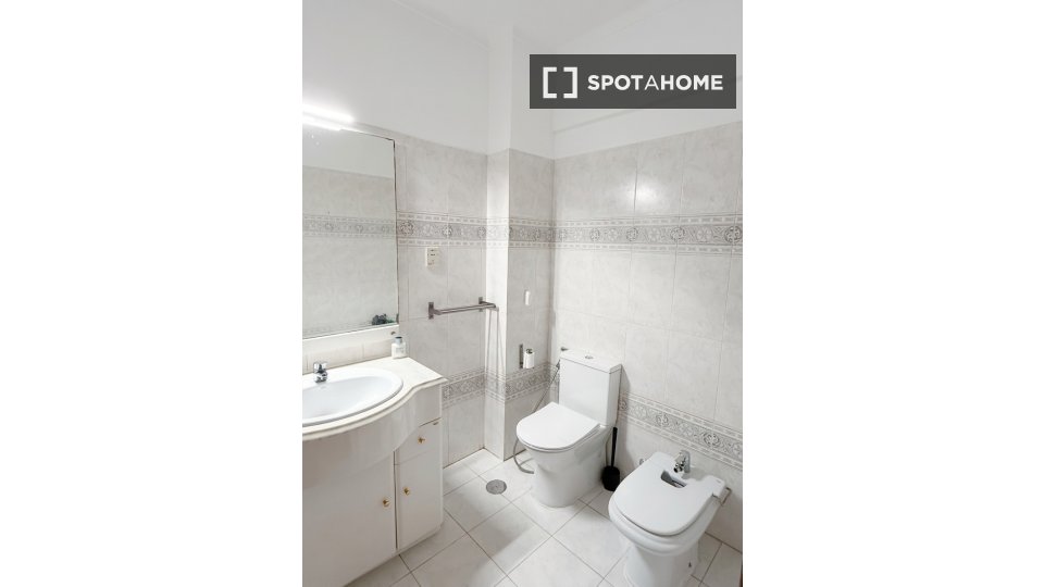 Double room Lisbon, 1 bed, 90m² — photo 14
