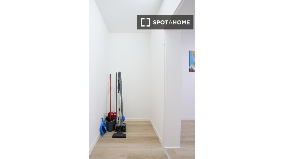 Double room Dusseldorf, 3 beds, 61m² — photo 15