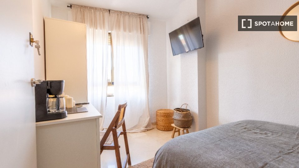 Double room Alicante, 7 beds, 150m² — photo 1