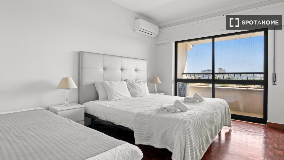 Apartment Lisbon, 4 beds, 280m² — photo 15