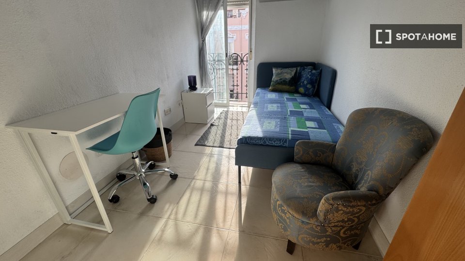Double room Valencia, 3 beds, 70m² — photo 11