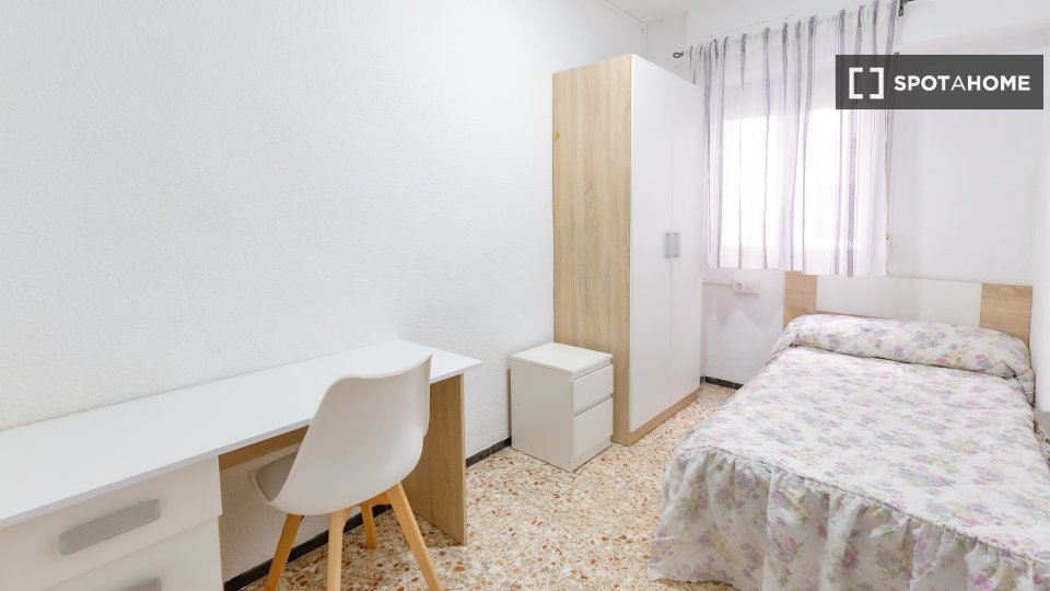 Double room Alicante, 5 beds, 95m² — photo 2