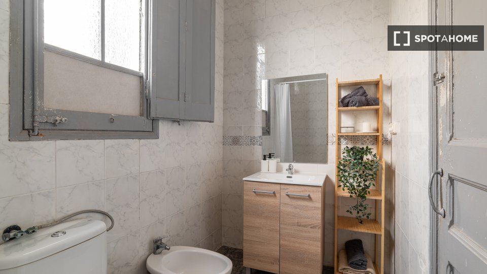 Double room Barcelona, 7 beds, 121m² — photo 16