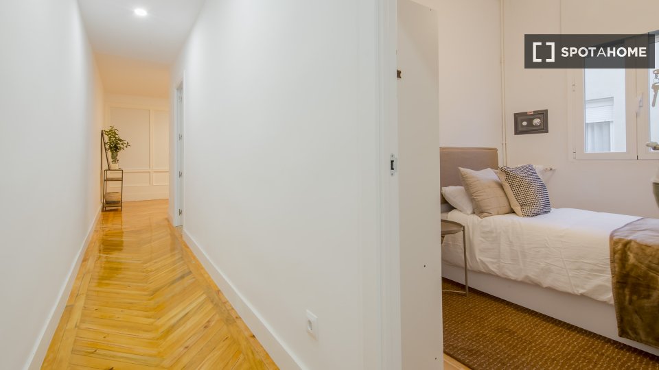 Double room Madrid, 7 beds, 180m² — photo 18
