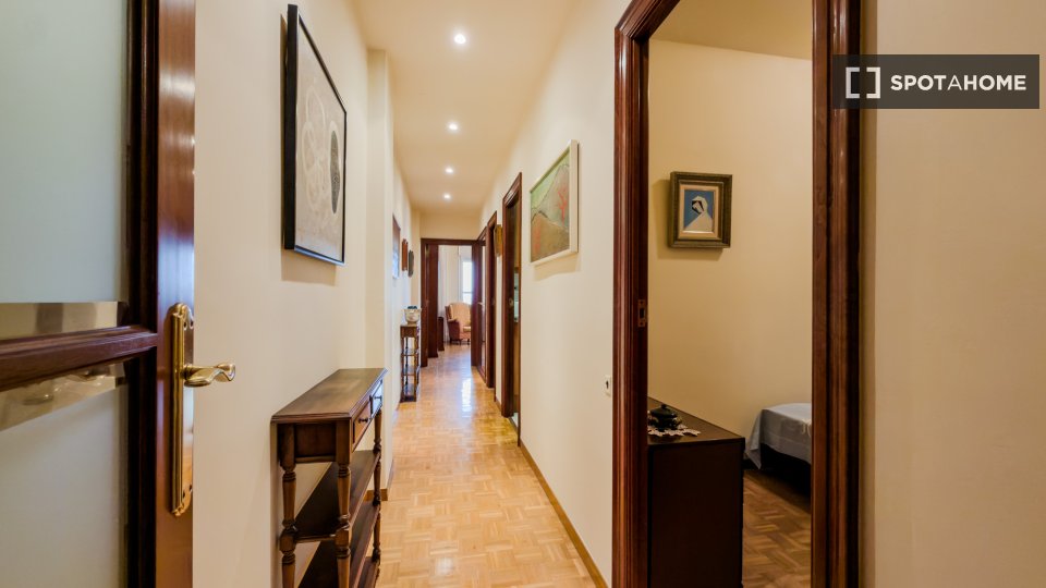 Apartment Barcelona, 4 beds, 80m² — photo 1