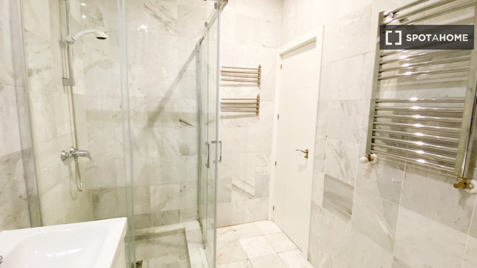 Double room Madrid, 3 beds — photo 2