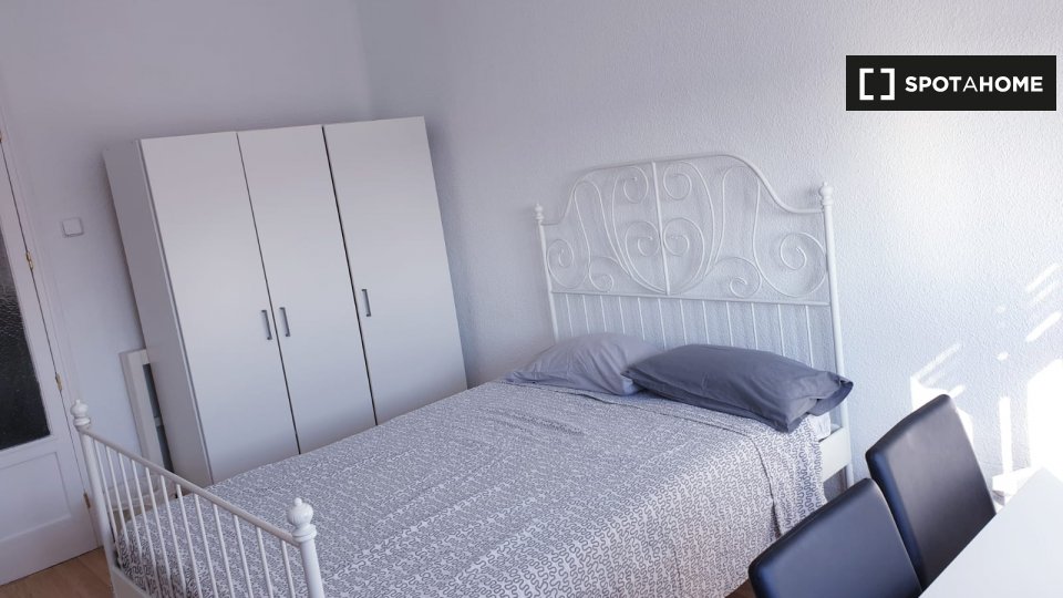 Here is the English translation:
Room for rent in an apartment with 4 bedrooms in Guindalera, Madrid. - en Madrid