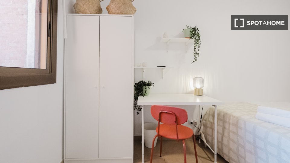 Double room Barcelona, 3 beds, 62m² — photo 12