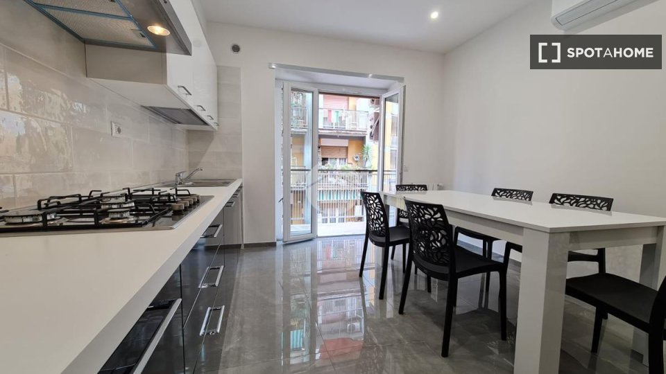 Double room Rome, 3 beds, 86m² — photo 4