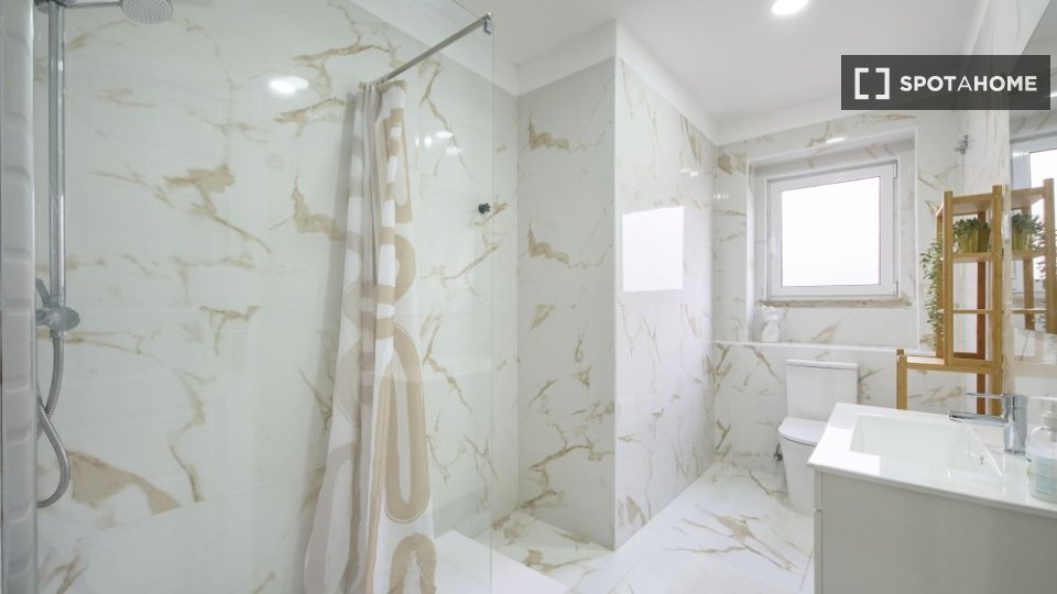 Double room Lisbon, 6 beds — photo 19
