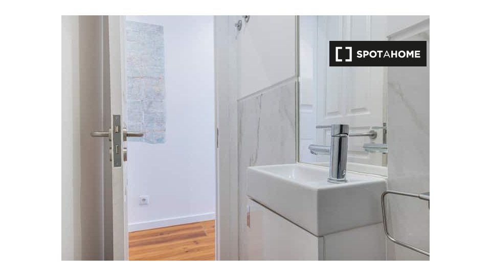 Apartment Lisbon, 2 beds — photo 15