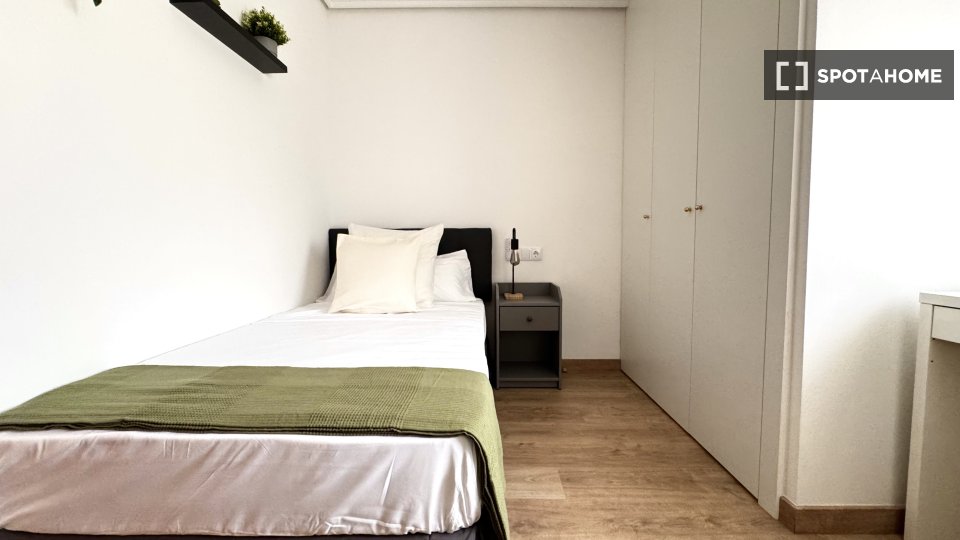 Double room Valencia, 5 beds, 135m² — photo 1