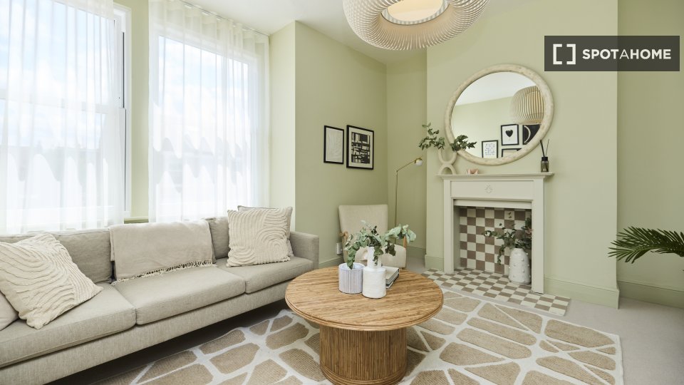 Apartment London, 2 beds, 64m² — photo 1