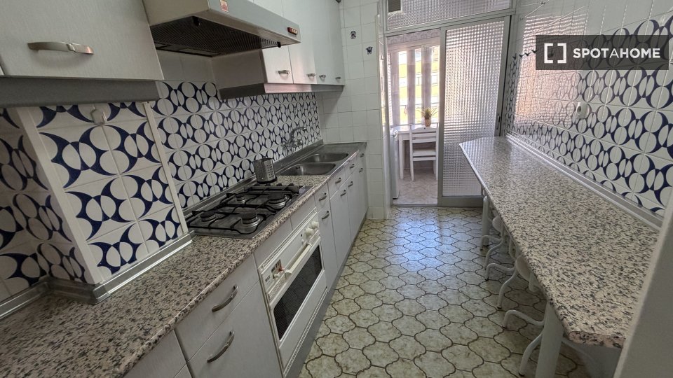 Double room Madrid, 7 beds, 140m² — photo 13