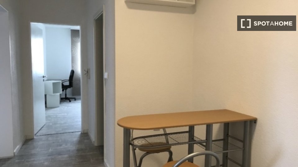 Double room Stuttgart, 3 beds, 13m² — photo 3