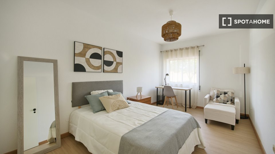 Double room Lisbon, 3 beds — photo 5
