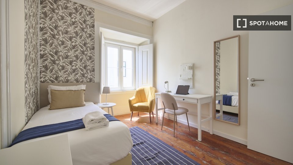 Double room Lisbon, 3 beds — photo 12
