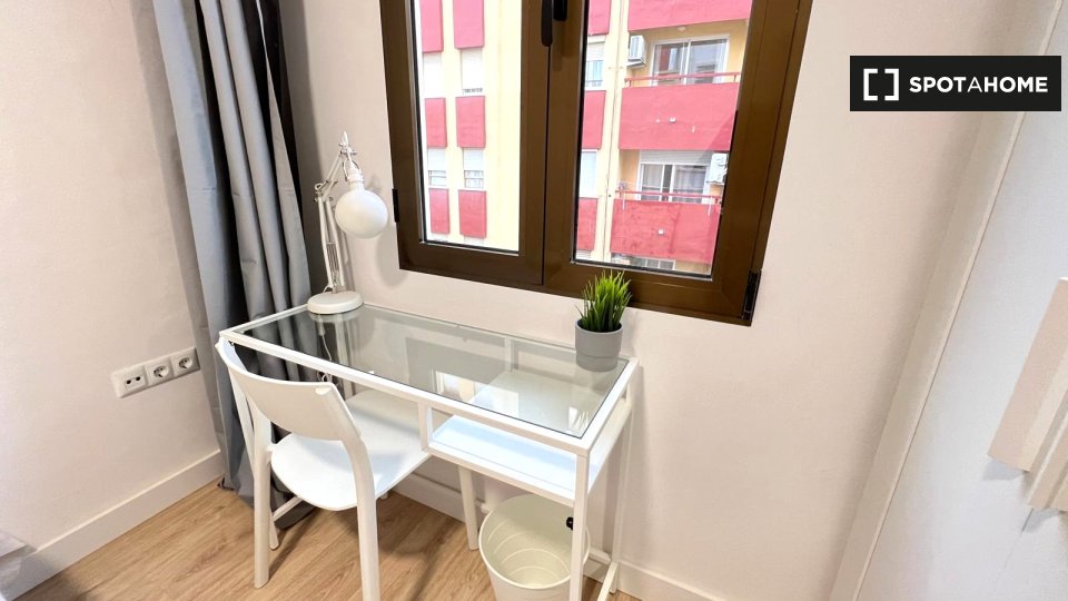 Double room Valencia, 5 beds, 100m² — photo 10