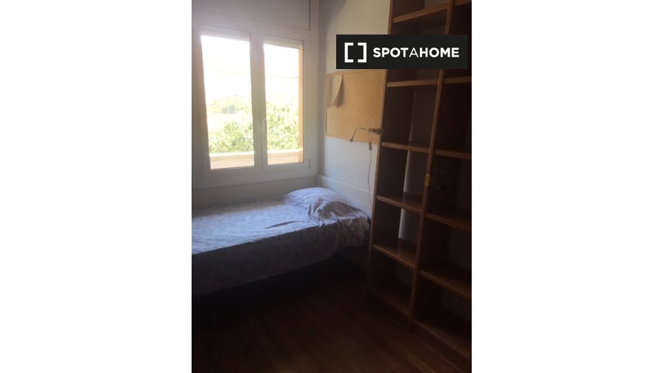 Double room Barcelona, 3 beds, 90m² — photo 1