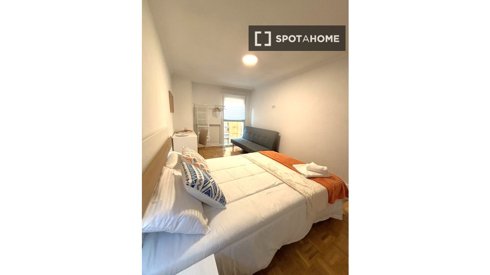 Double room Madrid, 8 beds, 170m² — photo 12
