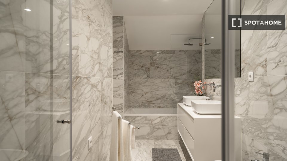 Apartment Lisbon, 2 beds, 126m² — photo 2