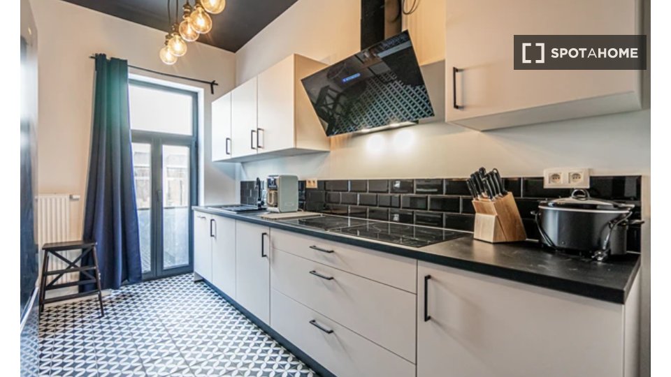 Double room Brussels, 1 bed, 17m² — photo 2