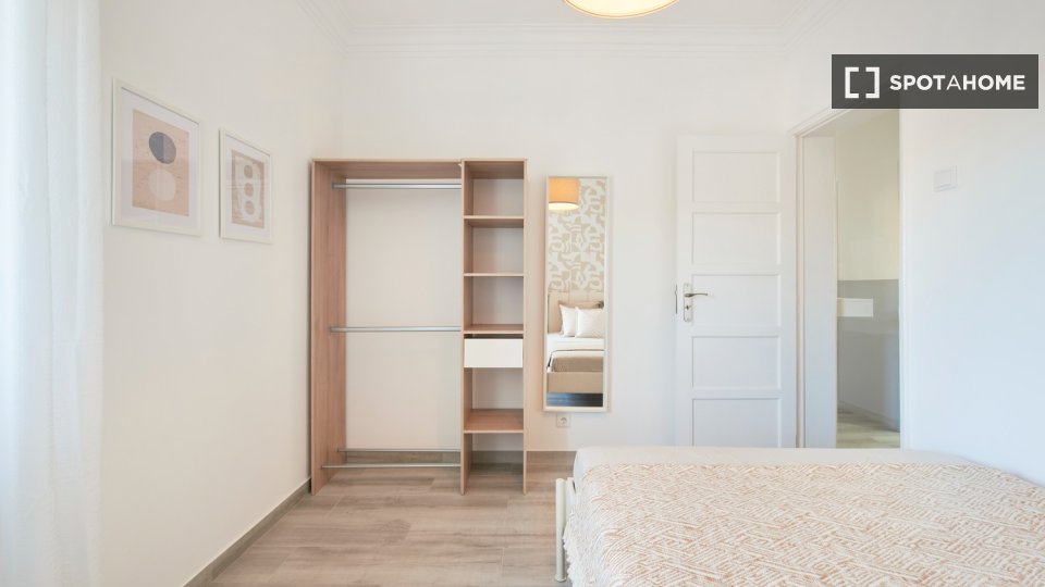 Double room Lisbon, 4 beds — photo 52