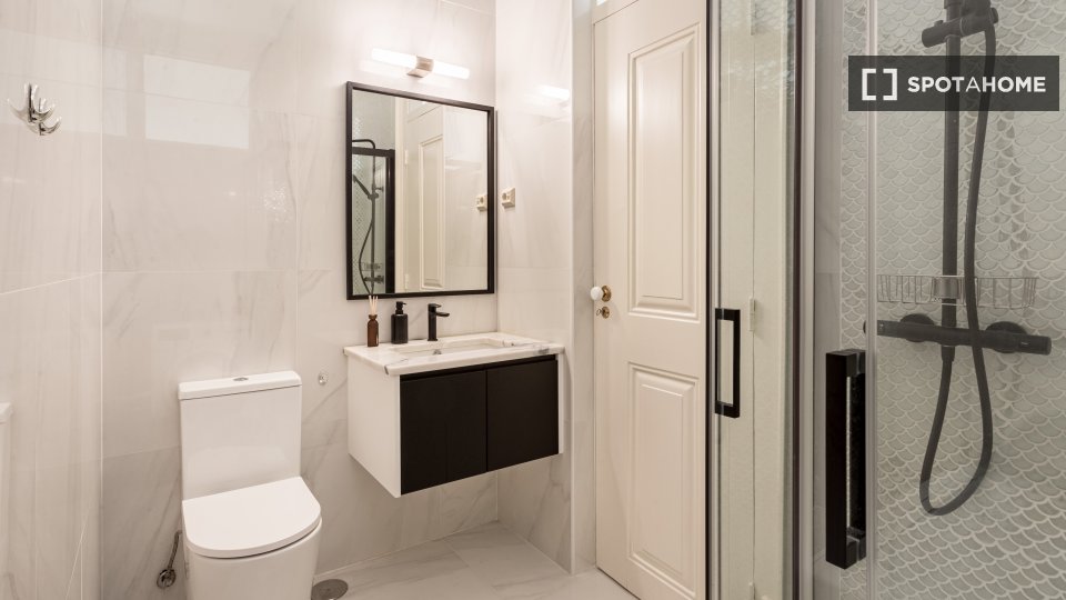 Apartment Lisbon, 2 beds, 108m² — photo 10