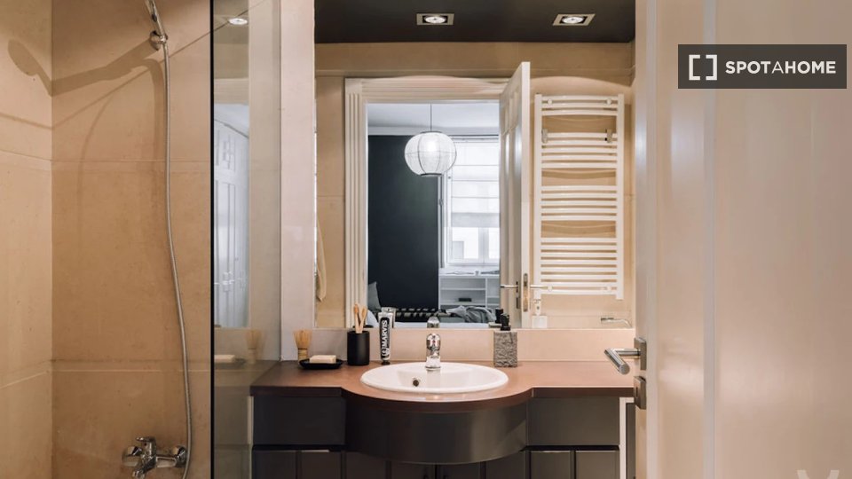 Apartment Lisbon, 2 beds, 115m² — photo 18