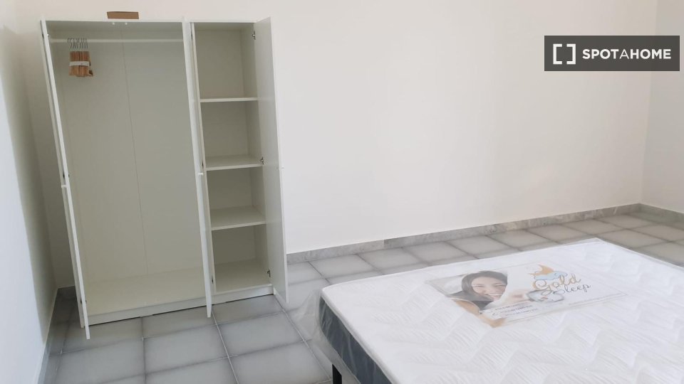 Double room Naples, 3 beds — photo 8