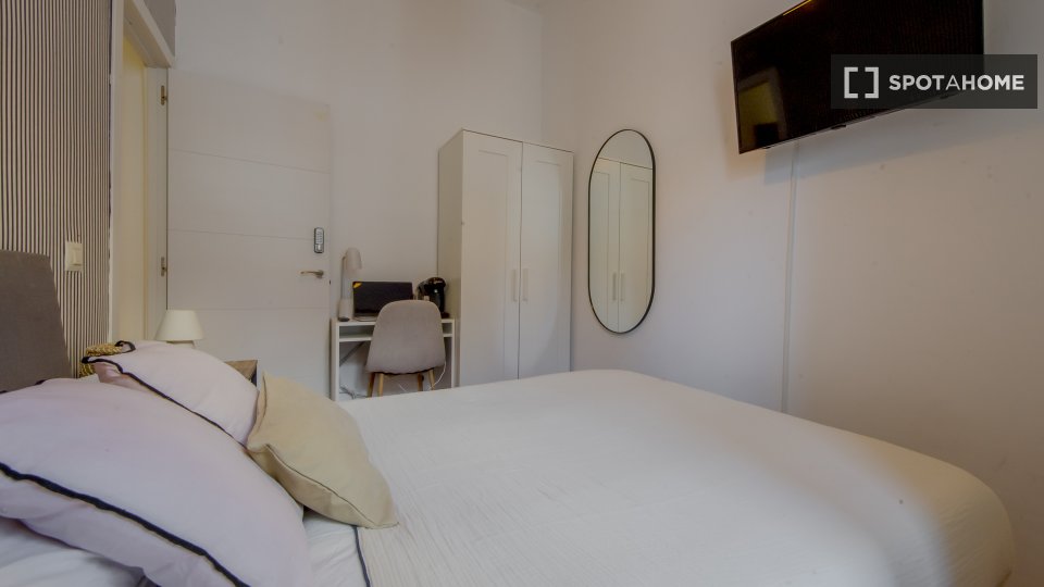 Double room Madrid, 6 beds, 125m² — photo 18