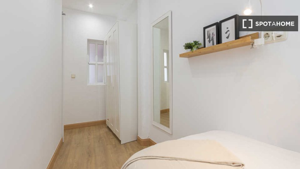 Double room Madrid, 3 beds — photo 44