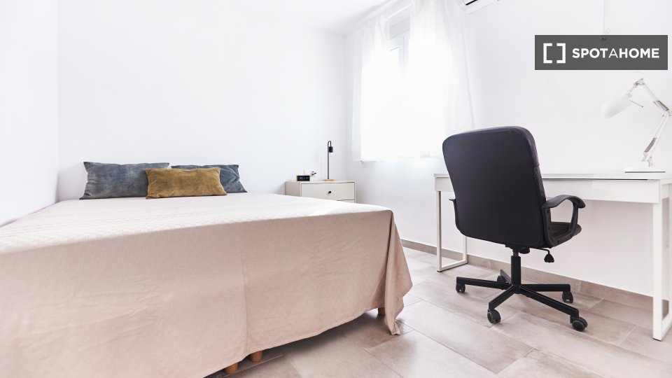 Double room Seville, 3 beds — photo 10